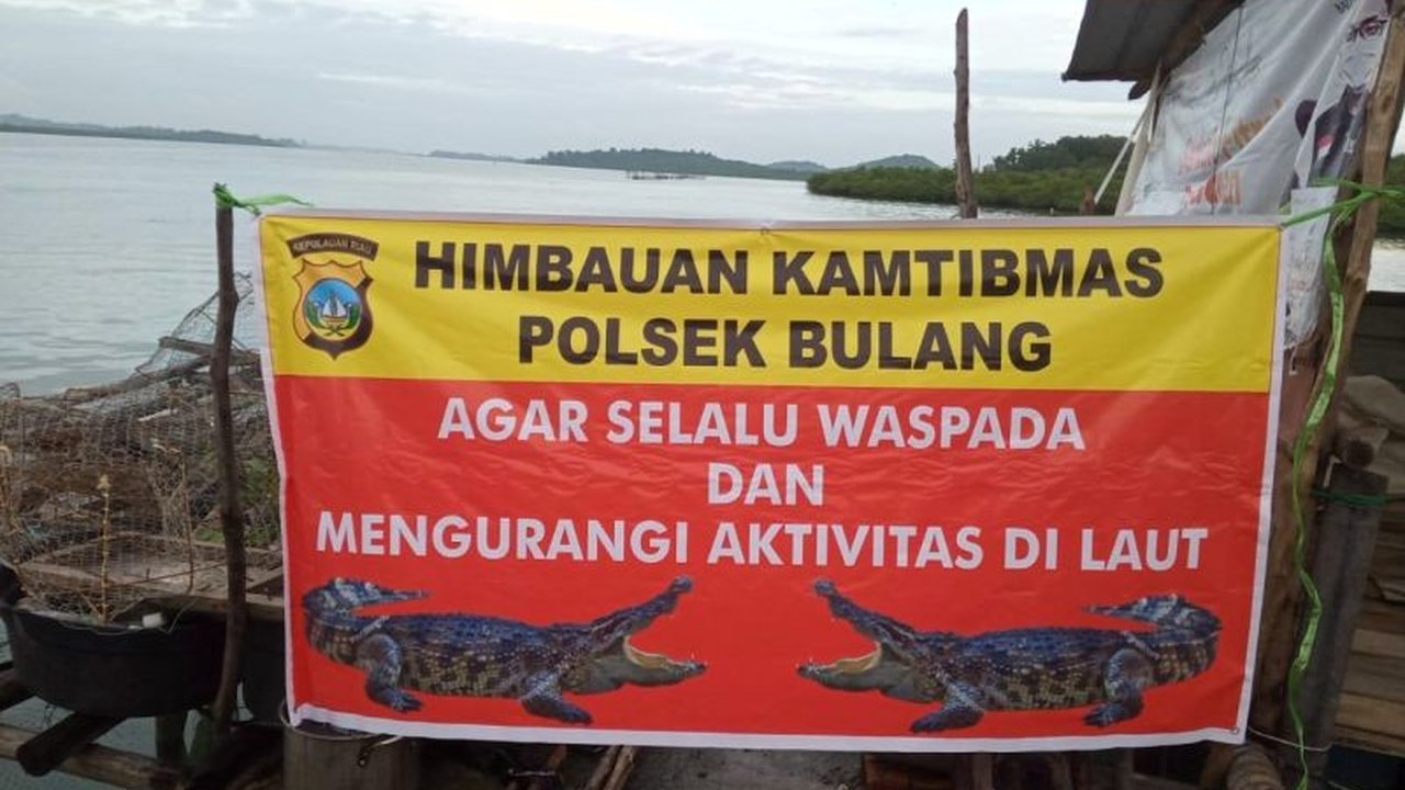 Banjir di Pulau Bulan, Batam menyebabkan jebolnya tanggul penangkaran buaya, sehingga 13 buaya berhasil dievakuasi, dengan estimasi 20-30 buaya masih berkeliaran.