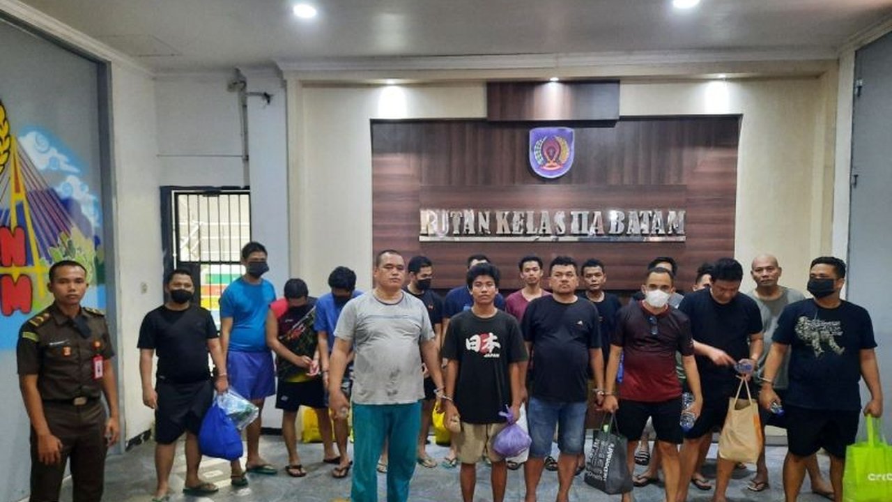 Kejaksaan Negeri Batam telah melimpahkan berkas perkara 12 tersangka, termasuk 11 mantan anggota Satresnarkoba Polresta Barelang dan seorang sipil, ke Pengadilan Negeri Batam terkait kasus penyalahgunaan narkoba.