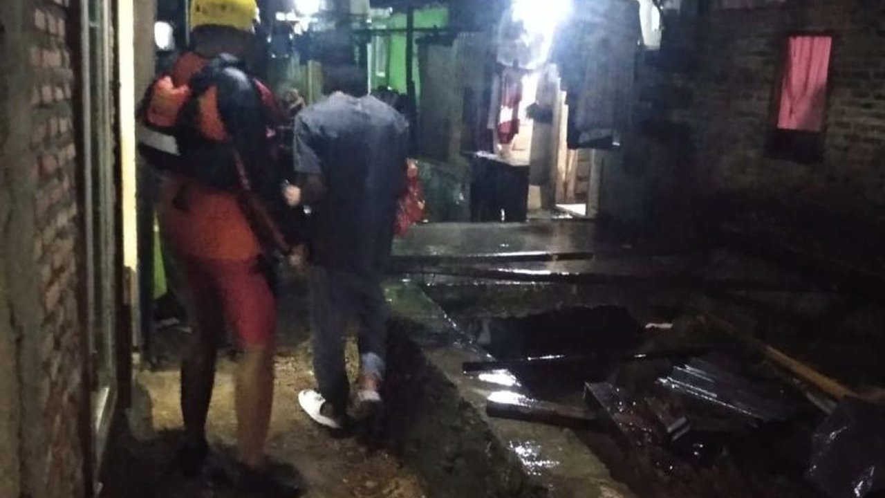 Tim SAR gabungan di Bandarlampung melakukan pencarian terhadap seorang warga berusia 60 tahun yang terseret arus sungai saat memperbaiki atap rumahnya yang bocor diterjang hujan deras pada Jumat, 17 Januari 2024.