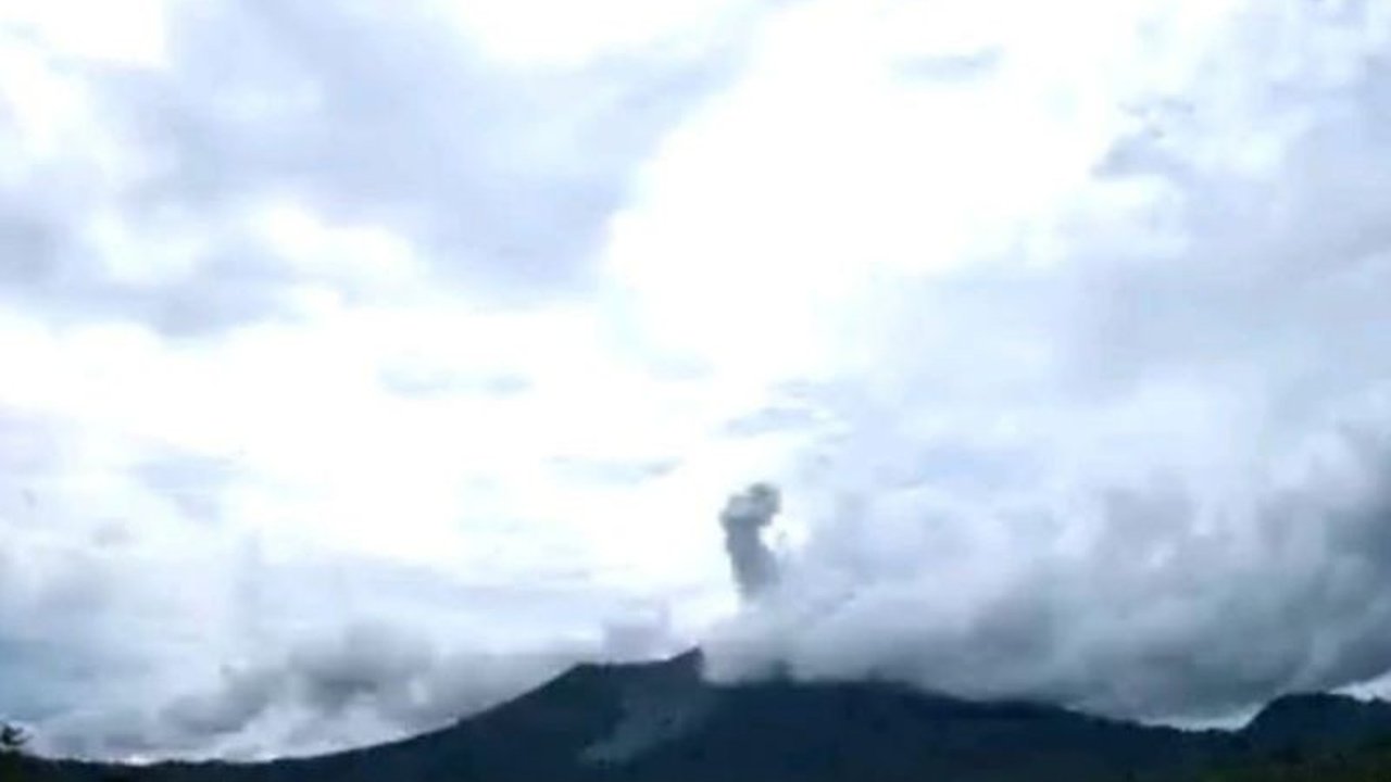 Gunung Ibu di Halmahera Barat, Maluku Utara, mengalami 34 kali letusan pada Jumat (17/1) dengan status Awas (Level IV), sehingga radius 5 km dari puncak gunung dinyatakan steril dan masyarakat diimbau untuk waspada serta mengikuti arahan pemerintah.