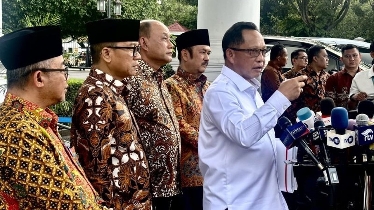 Menteri Dalam Negeri (Mendagri) Tito Karnavian mengumumkan pelantikan kepala daerah terpilih ditunda hingga 22 Januari 2025, menunggu hasil rapat kerja (Raker) pemerintah dengan DPR RI untuk membahas berbagai isu terkait Pilkada, termasuk sengketa hasil p