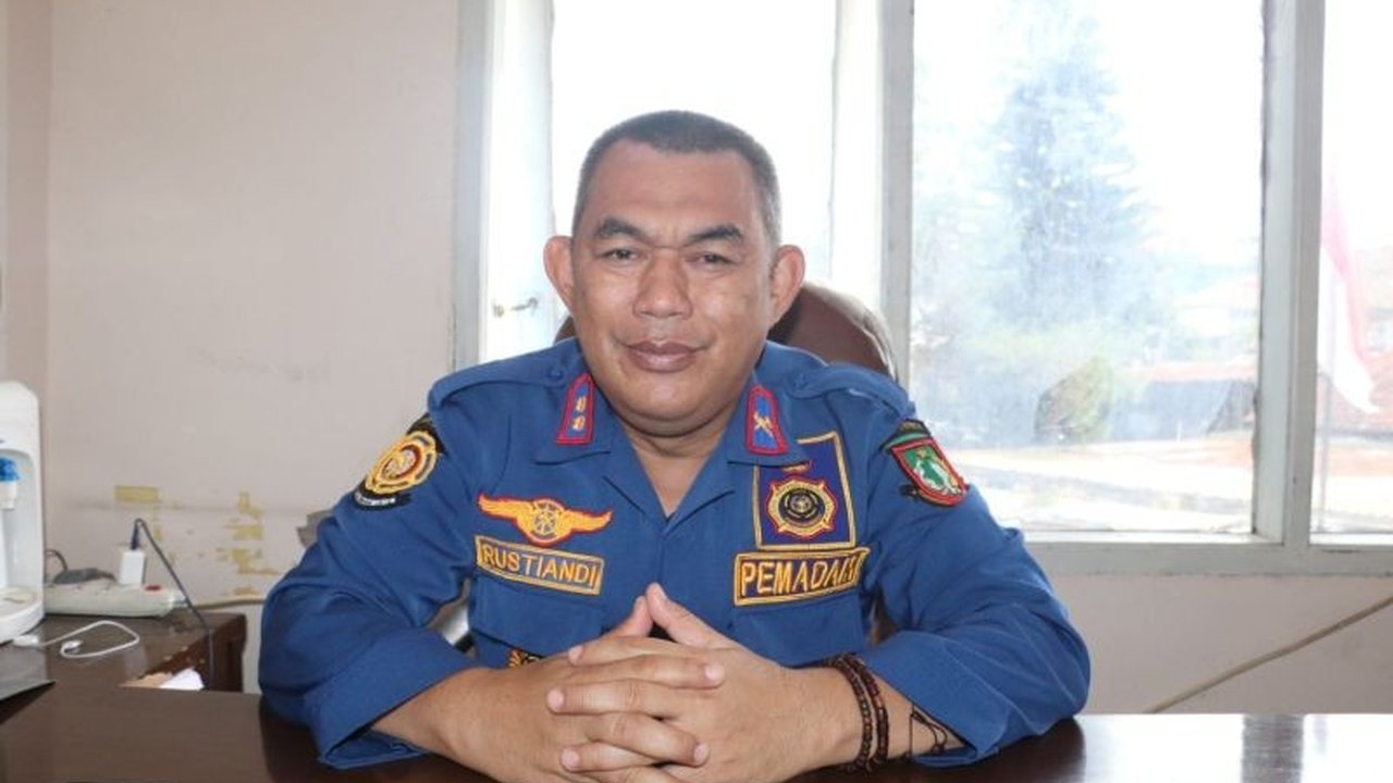 Petugas Damkar Kota Sukabumi melakukan 337 penyelamatan sepanjang 2024, didominasi evakuasi hewan liar dan penanganan kebakaran akibat korsleting listrik, dengan kerugian mencapai Rp1,7 miliar.