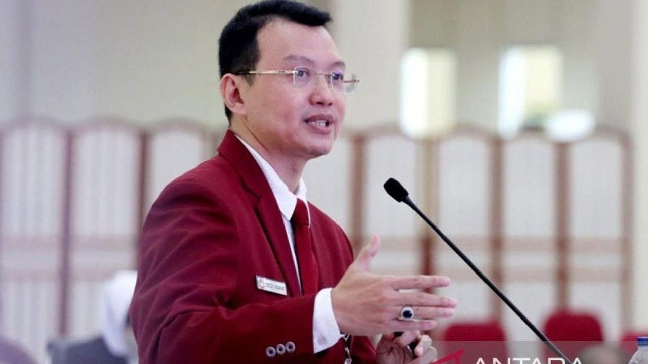 Pakar Politik UI menilai wacana Gibran Rakabuming Raka bergabung dengan Partai Golkar sebagai isu lama, namun langkah yang realistis untuk masa depan karier politiknya, meskipun berpotensi mengubah dinamika politik antara Golkar dan PDIP.