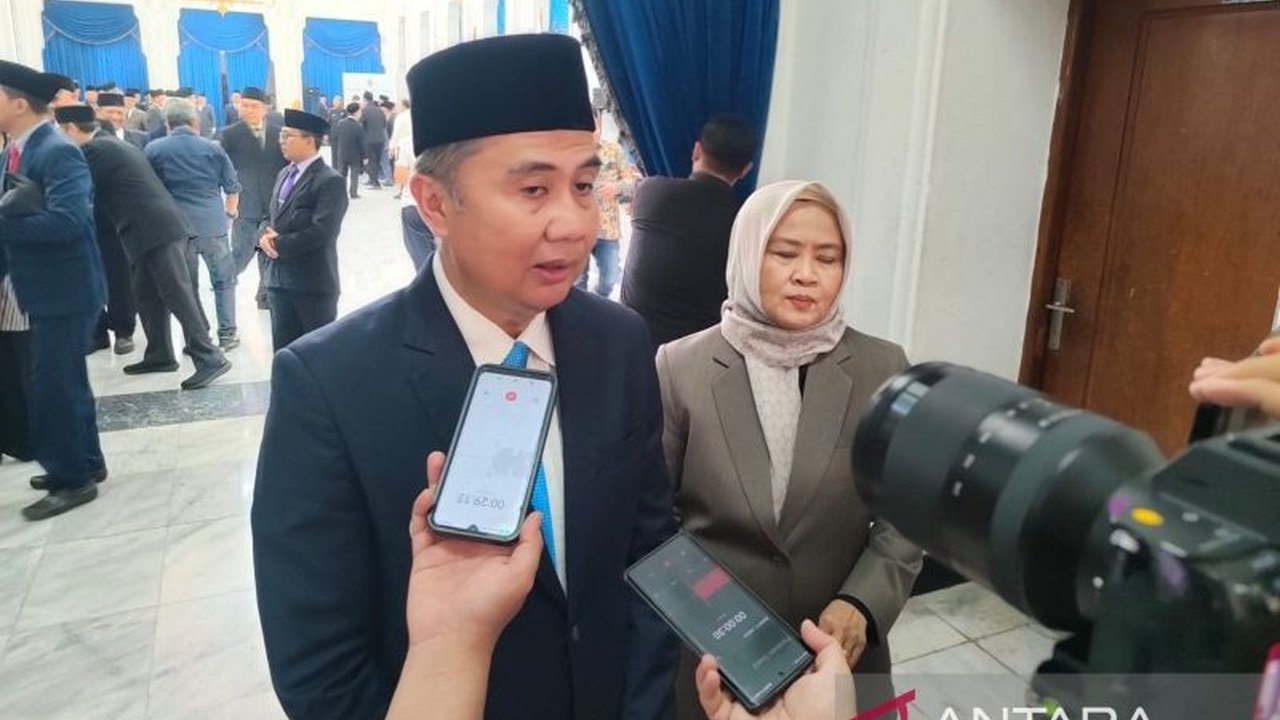 Pj Gubernur Jawa Barat meminta evaluasi pembangunan pagar laut di Bekasi agar tidak merugikan masyarakat dan lingkungan, meskipun proyek tersebut secara legalitas sudah sesuai prosedur.