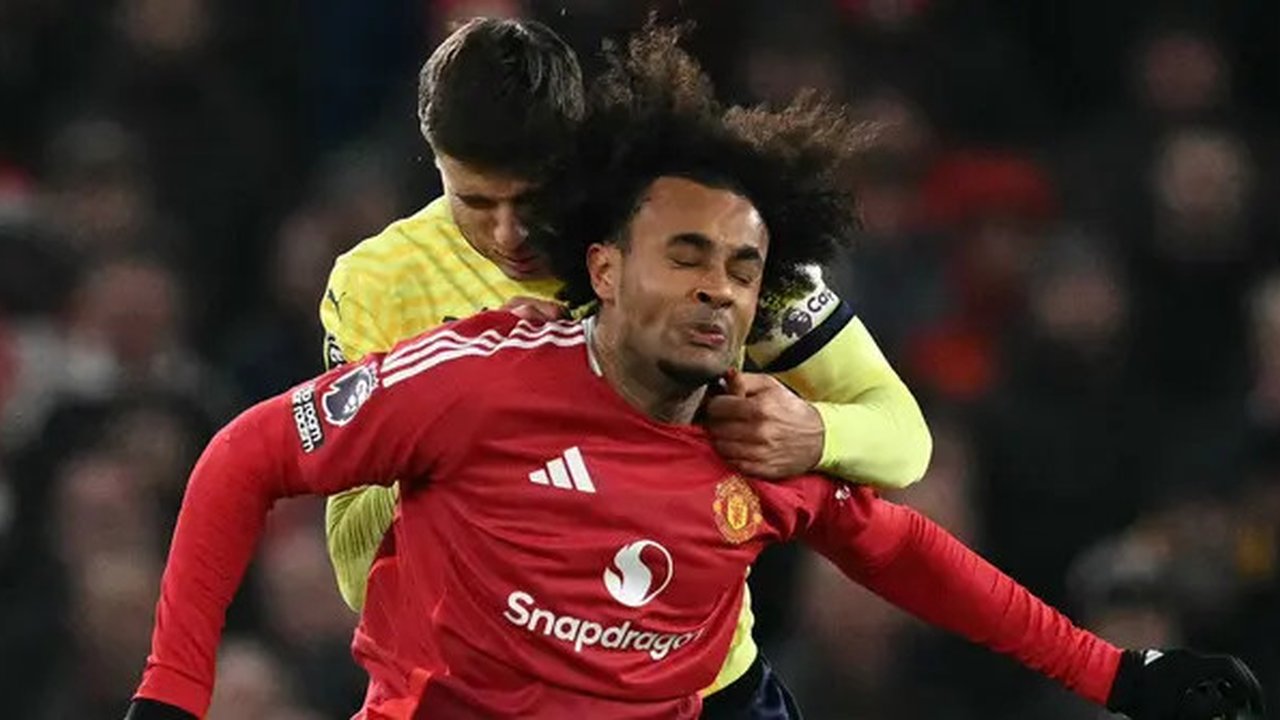 Bek Southampton asal Polandia #35, Jan Bednarek, dan penyerang Manchester United asal Belanda #11, Joshua Zirkzee, berebut bola selama pertandingan Liga Primer Inggris antara Manchester Un
