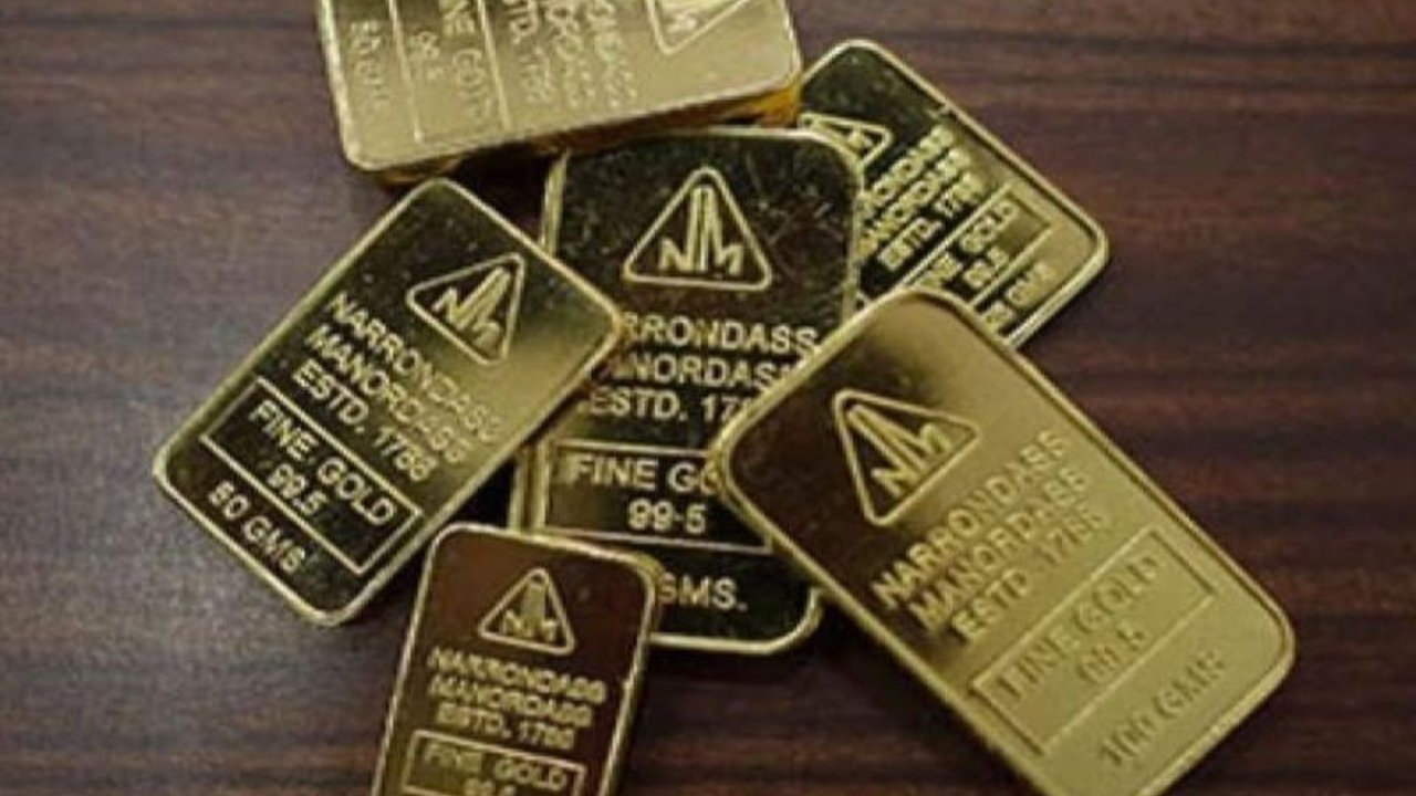 Harga emas Antam turun Rp7.000 per gram pada Sabtu, 18 Januari, menjadi Rp1.587.000, sementara harga buyback naik menjadi Rp1.433.000 per gram; berbagai ukuran emas batangan juga terdampak.