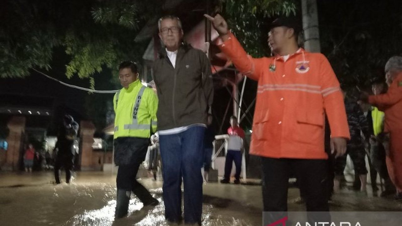 Pemerintah Kota Cirebon mendirikan posko pengungsian terpadu untuk membantu ratusan warga yang terdampak banjir di empat kecamatan akibat curah hujan tinggi sejak Jumat, 17 Januari 2024.