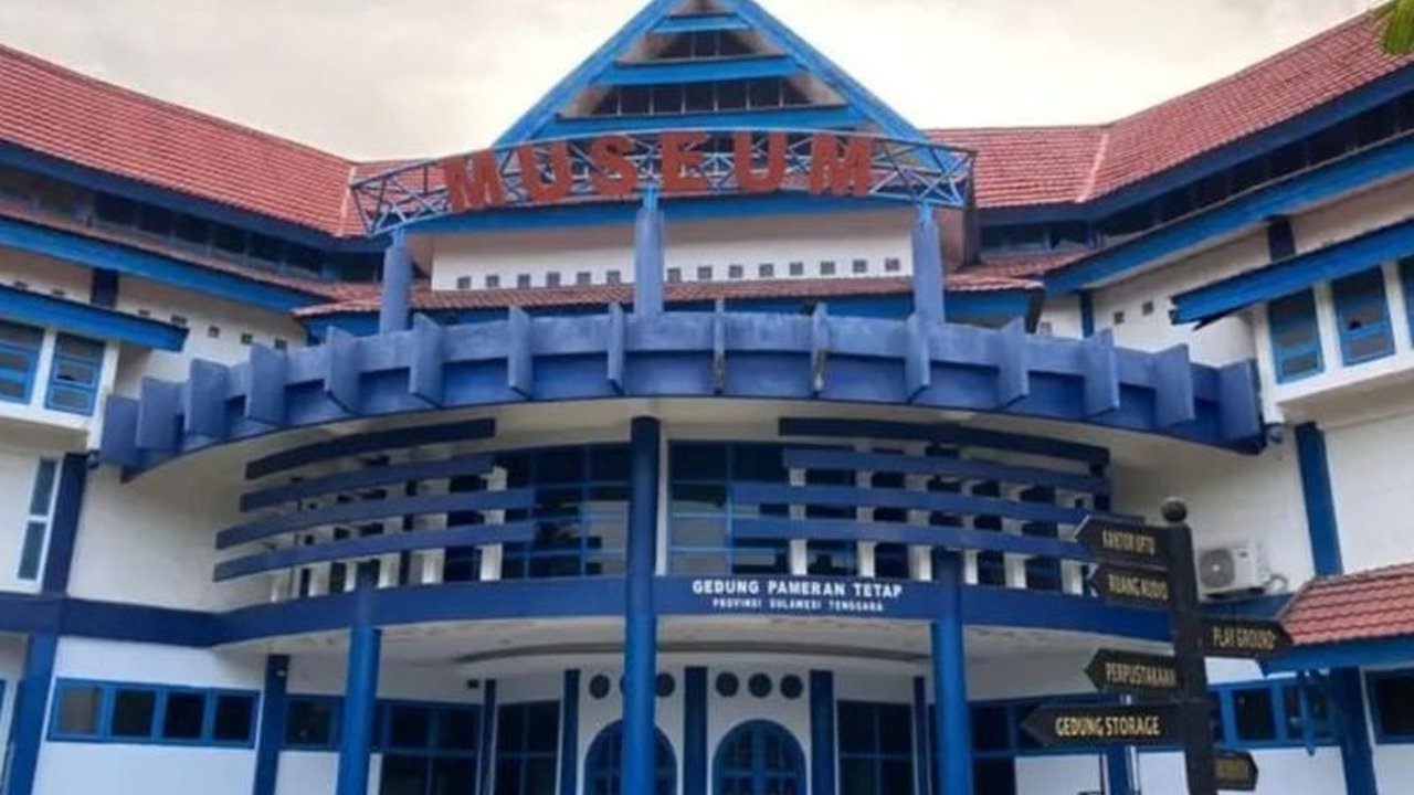 Museum Provinsi Sulawesi Tenggara mencatat peningkatan signifikan kunjungan hingga 20 ribu orang di tahun 2024, didominasi pelajar dan mahasiswa, serta beberapa turis internasional yang tertarik akan kekayaan budaya lokal.