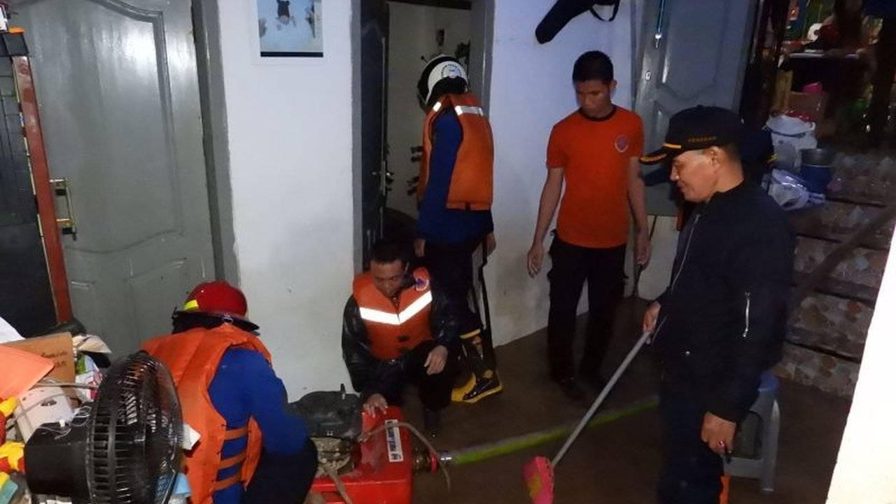 Pemerintah Kota Bandarlampung mendistribusikan beras, sembako, dan bantuan lainnya kepada warga yang terdampak banjir parah pasca hujan lebat pada 17 Januari 2024.