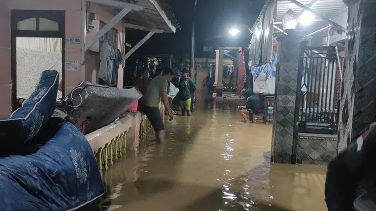 Penampakan banjir merendam ratusan rumah di Kampung Dukuh Semar Kota Cirebon. Foto (Liputan6.com / Panji Prayitno)