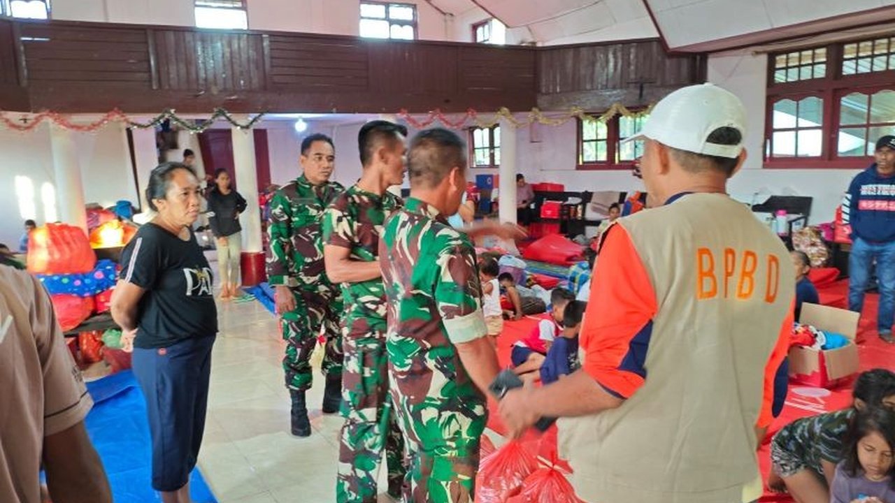 Erupsi Gunung Ibu di Halmahera Barat, Maluku Utara, telah memaksa 255 warga mengungsi di tiga lokasi sementara pemerintah setempat berupaya mengevakuasi lebih banyak warga dari zona bahaya.