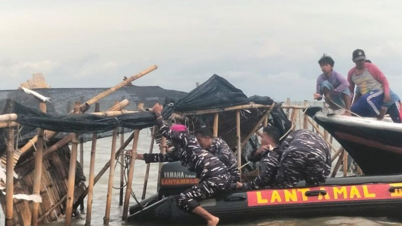 TNI Angkatan Laut bersama warga Tanjung Pasir, Tangerang membongkar pagar laut ilegal pada Sabtu, 18 Januari 2024,  atas perintah langsung Danlantamal III Jakarta untuk mengamankan wilayah perairan.