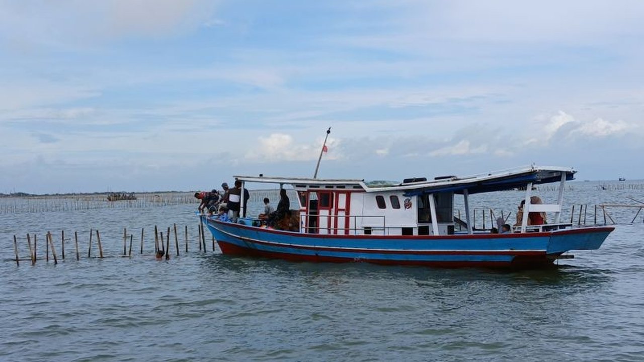 Sebanyak 600 personel TNI AL dan nelayan bahu-membahu membongkar pagar laut sepanjang pesisir pantai utara Kabupaten Tangerang, Banten, atas perintah Presiden, untuk menuntaskan konflik dan membuka akses nelayan.