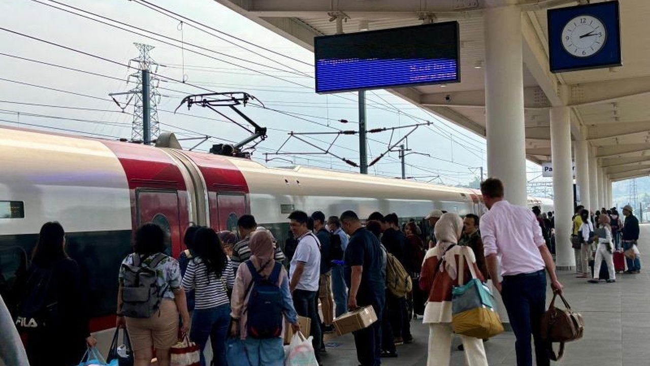 PT Kereta Cepat Indonesia China (KCIC) akan menambah jadwal perjalanan kereta cepat Whoosh menjadi 62 perjalanan per hari mulai Februari 2025, guna memenuhi peningkatan permintaan penumpang.
