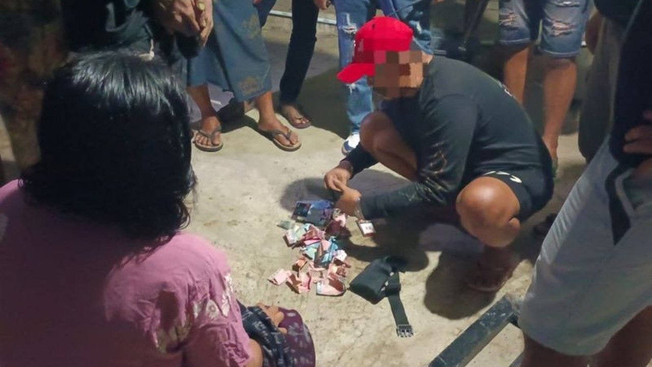 Polres Lombok Tengah berhasil menangkap belasan pelaku narkoba di berbagai wilayah Lombok Tengah, NTB, pada awal Januari 2025, berkat informasi dari masyarakat dan menyita puluhan gram sabu.