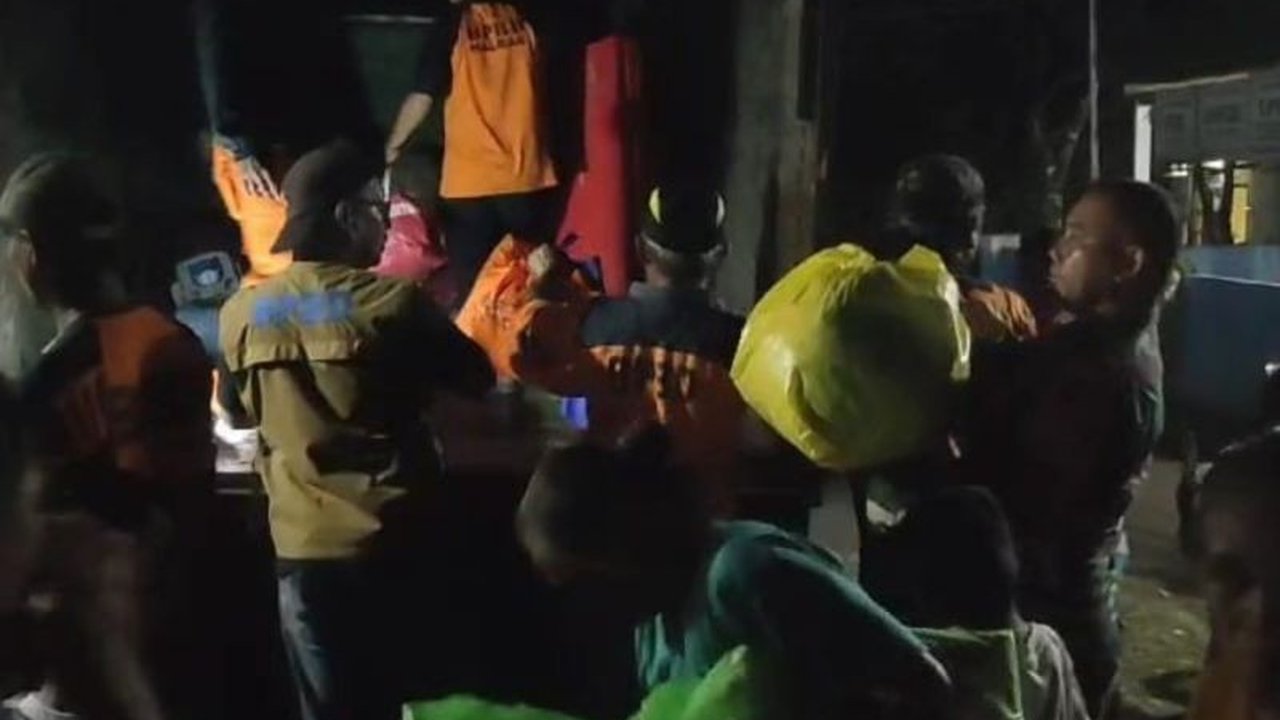 BNPB, TNI, dan Polri bahu-membahu membantu evakuasi sekitar 2000 warga di 6 desa sekitar Gunung Ibu, Halmahera Barat, Maluku Utara, yang berstatus Awas (level IV) akibat erupsi.