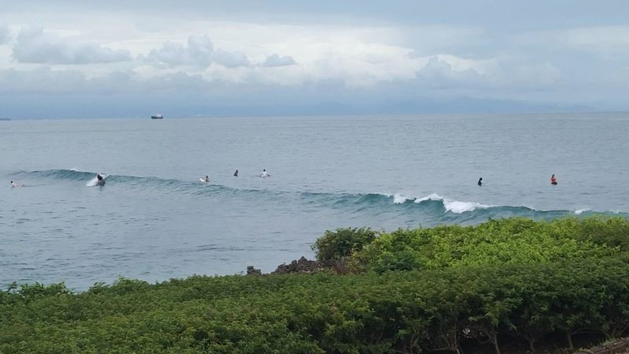 BMKG Denpasar memperingatkan potensi angin kencang hingga 25 knot (46 km/jam) di perairan Bali pada 18-21 Januari 2025, disertai hujan lebat dan gelombang tinggi, berdampak pada keselamatan pelayaran.