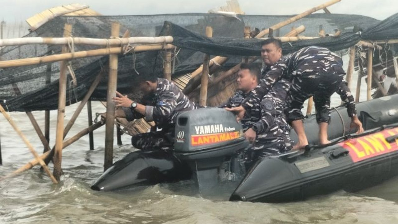 TNI AL membongkar pagar laut sepanjang 30,16 km di Tanjung Pasir, Tangerang, atas perintah Presiden, karena dinilai menghambat aktivitas nelayan dan ilegal, dengan kendala teknis yang dihadapi.