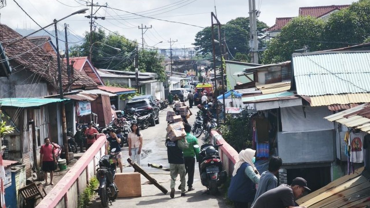 Banjir di Bandarlampung pada 17 Januari 2024 mengakibatkan dua warga meninggal dunia, satu tersengat listrik dan satu lagi terseret arus, serta kerusakan infrastruktur seperti jembatan gantung Sumur Putri.