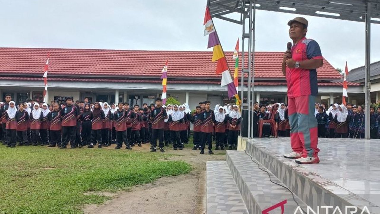 Staf Ahli Bupati Bangka, Boy Yandra, memberikan edukasi anti-perundungan kepada pelajar SMP Negeri 2 Sungailiat, meliputi pencegahan, identifikasi jenis perundungan, dan peran guru serta orang tua.