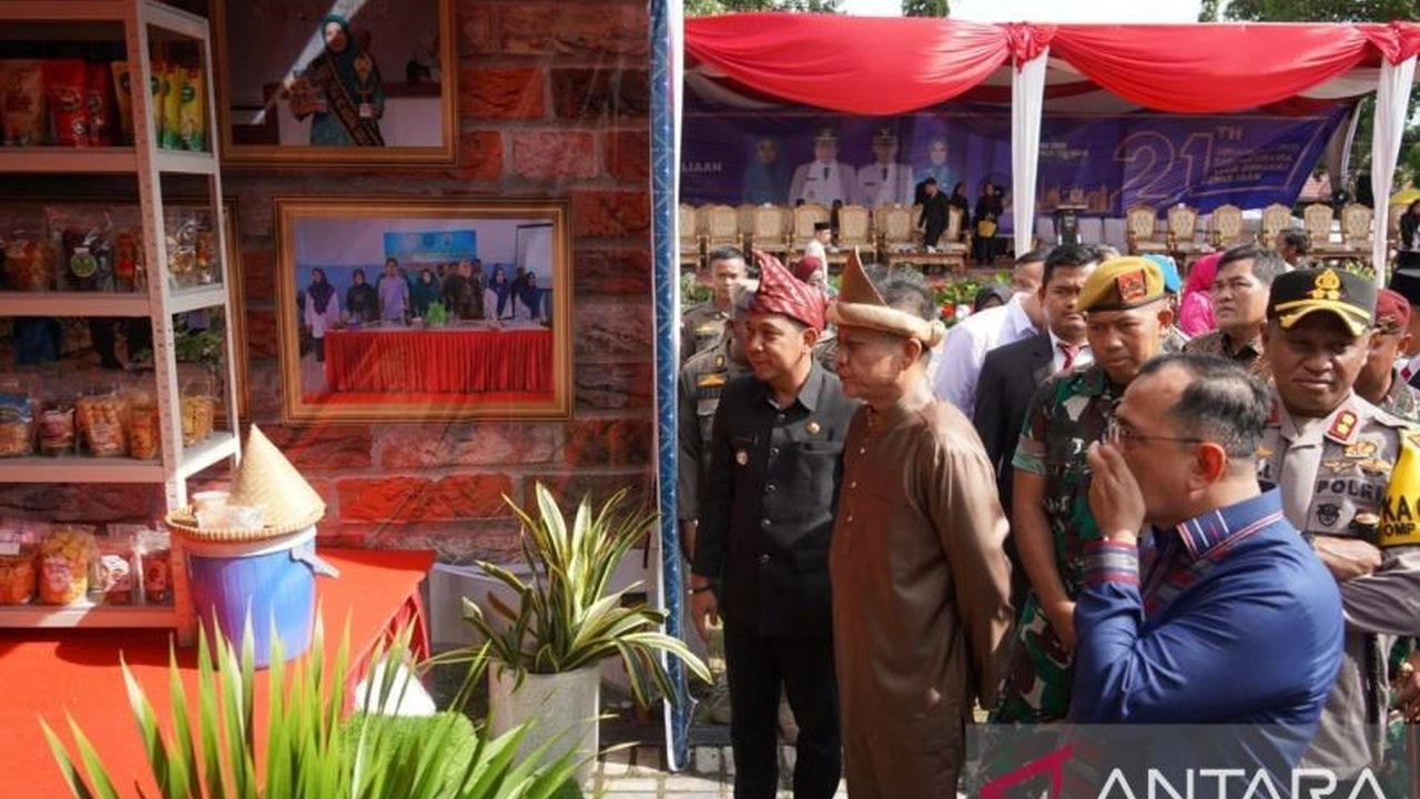 Pemerintah Kabupaten OKU Timur menggelar bazar UMKM dalam rangka memperingati HUT ke-21, melibatkan puluhan pelaku usaha untuk mendorong perekonomian dan promosi produk lokal, serta menyediakan bursa kerja.