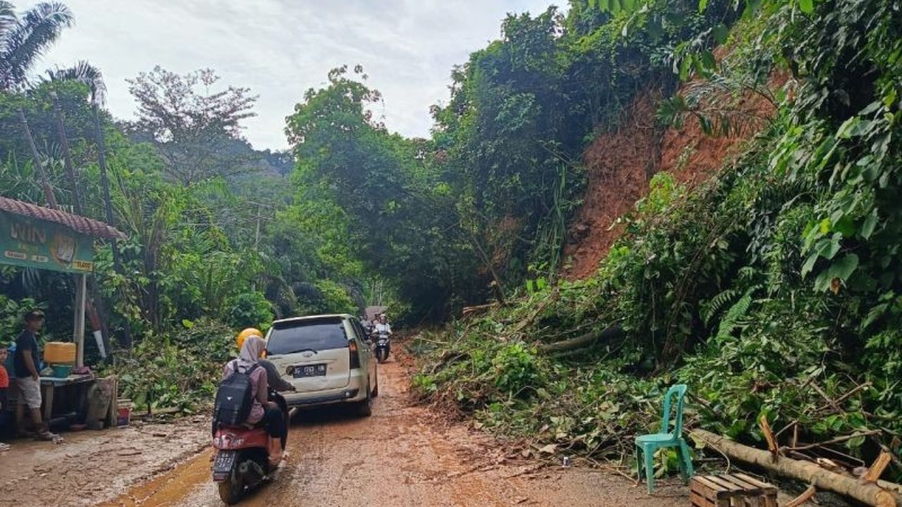Jalan lintas Sumatera di Pesisir Selatan, Sumatera Barat, yang sempat terputus akibat longsor dan pohon tumbang pada Jumat (17/1) sore, telah kembali dibuka untuk kendaraan roda dua dan empat pada Sabtu (18/1) dini hari.
