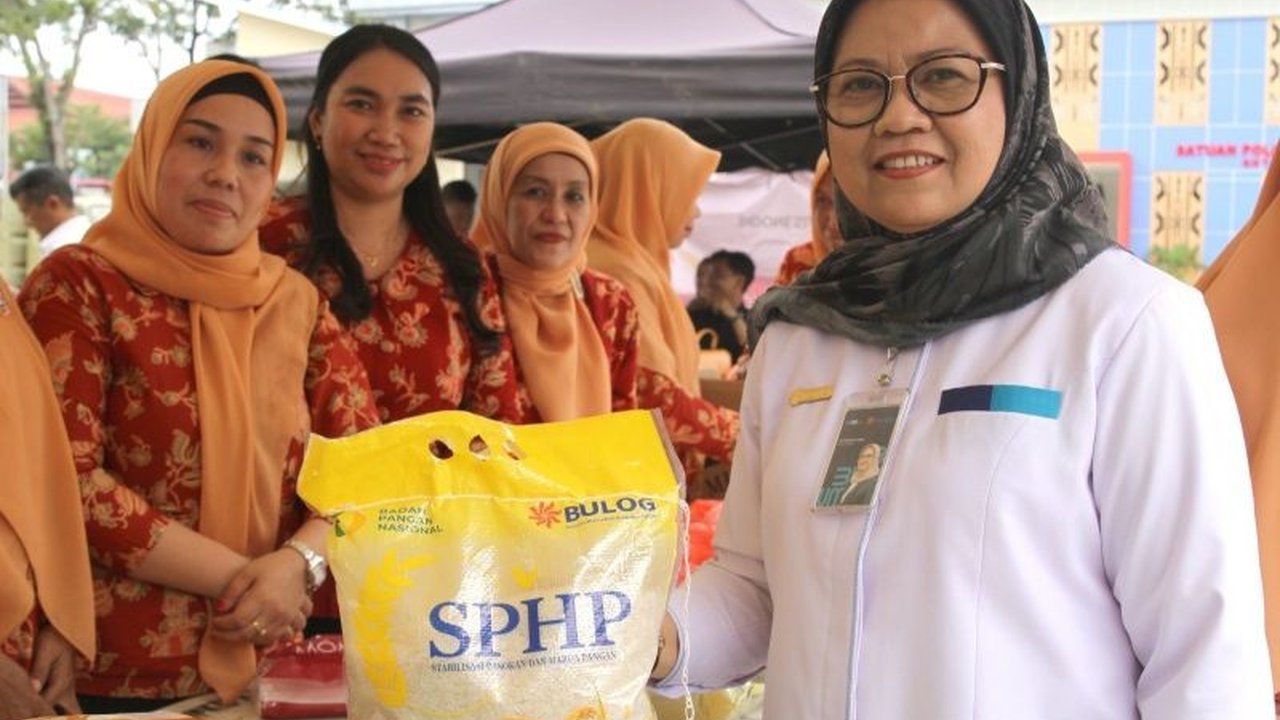 Bulog Sulawesi Tenggara menyiapkan 20 ribu ton beras SPHP untuk pasar tradisional selama Januari-Juni 2025 guna mencegah kenaikan harga beras di awal tahun dan memastikan keterjangkauan harga bagi masyarakat.