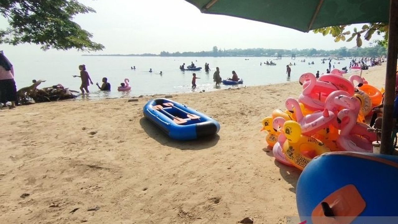 Pemkab Jepara akan menerapkan sistem tiket elektronik di objek wisata mulai April 2025 untuk meningkatkan pendapatan asli daerah (PAD) dan akuntabilitas keuangan, dengan uji coba di Pantai Kartini dan Bandengan pada Maret 2024.