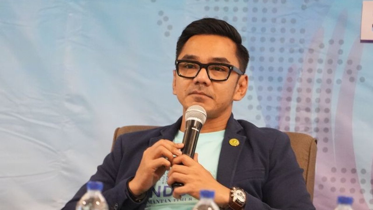 Juru bicara Presiden menegaskan Program Makan Bergizi Gratis (MBG) tak mengurangi anggaran lain, melainkan adanya pergeseran fokus dari infrastruktur ke pembangunan sumber daya manusia.