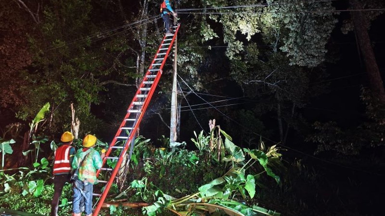 PLN UID Lampung mengimbau warga untuk waspada bahaya listrik akibat cuaca ekstrem berupa hujan deras dan angin kencang yang memicu banjir dan genangan air, serta memberikan langkah-langkah pencegahan dan himbauan keselamatan.