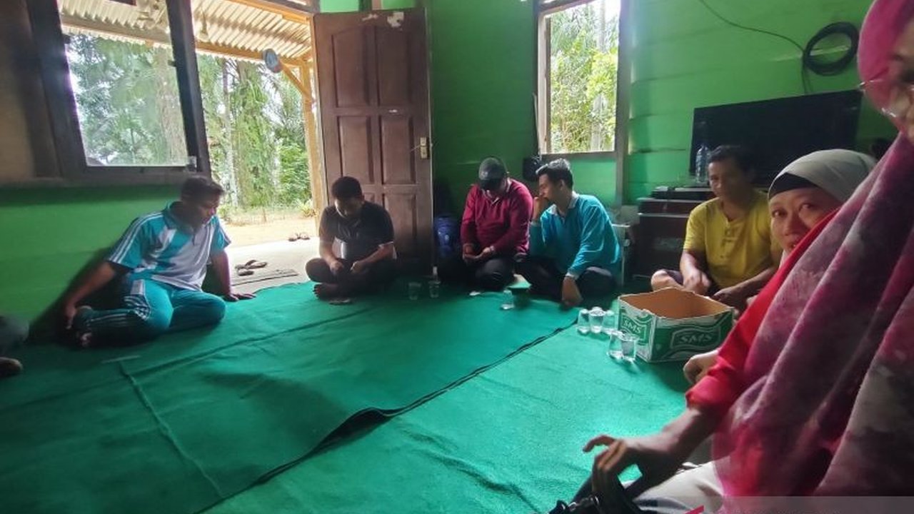 Keluarga Ibnu Oktavianto, korban serangan harimau di Mukomuko, menerima berbagai bantuan dari desa, warga, dan berbagai pihak setelah kejadian beberapa hari lalu.