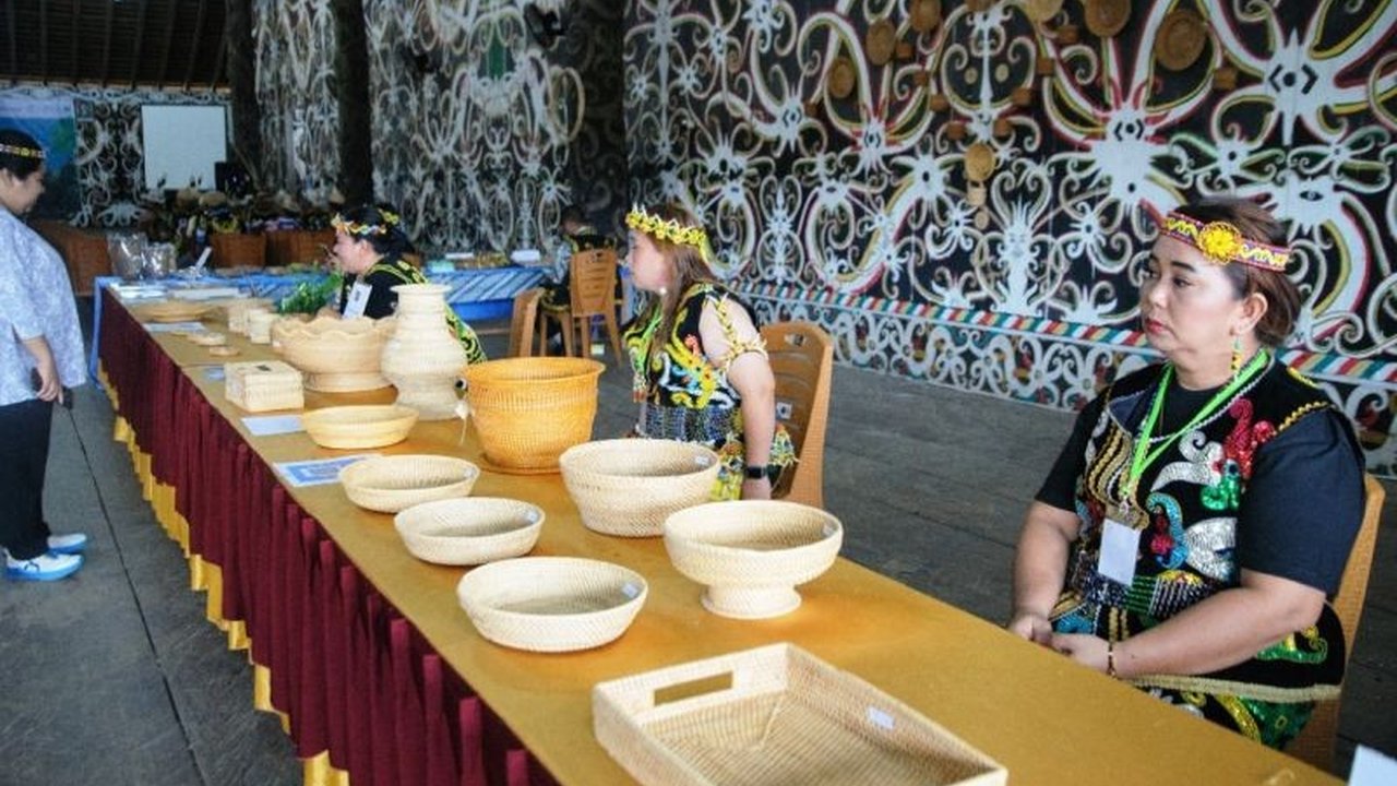 Pemkab Berau berkolaborasi dengan berbagai mitra untuk mengembangkan ekowisata berbasis rotan, memadukan keindahan alam, kerajinan tangan, dan budaya Dayak, demi kesejahteraan masyarakat dan pelestarian hutan.