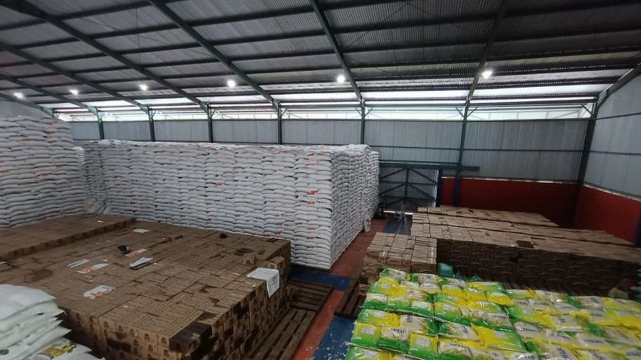 Perum Bulog Cabang Raha menyediakan 3.000 ton beras untuk memenuhi kebutuhan masyarakat di Kabupaten Muna, Muna Barat, dan Buton Utara hingga Lebaran 2025, termasuk juga komoditi lain seperti gula dan minyak goreng.