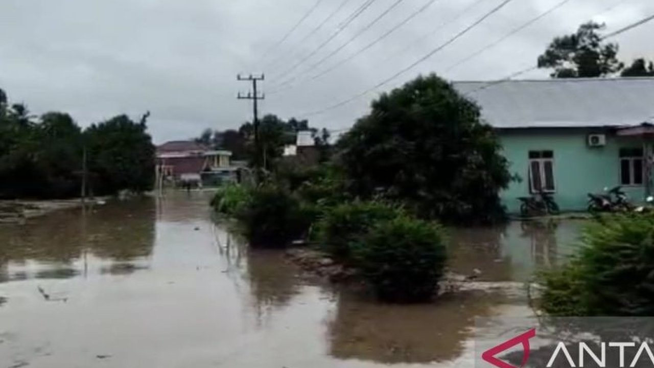 Intensitas hujan tinggi sejak pagi hingga siang menyebabkan puluhan rumah di Kecamatan Riau Silip, Bangka terendam banjir hingga 40 sentimeter, menghambat lalu lintas dan membuat warga menyelamatkan barang berharga.
