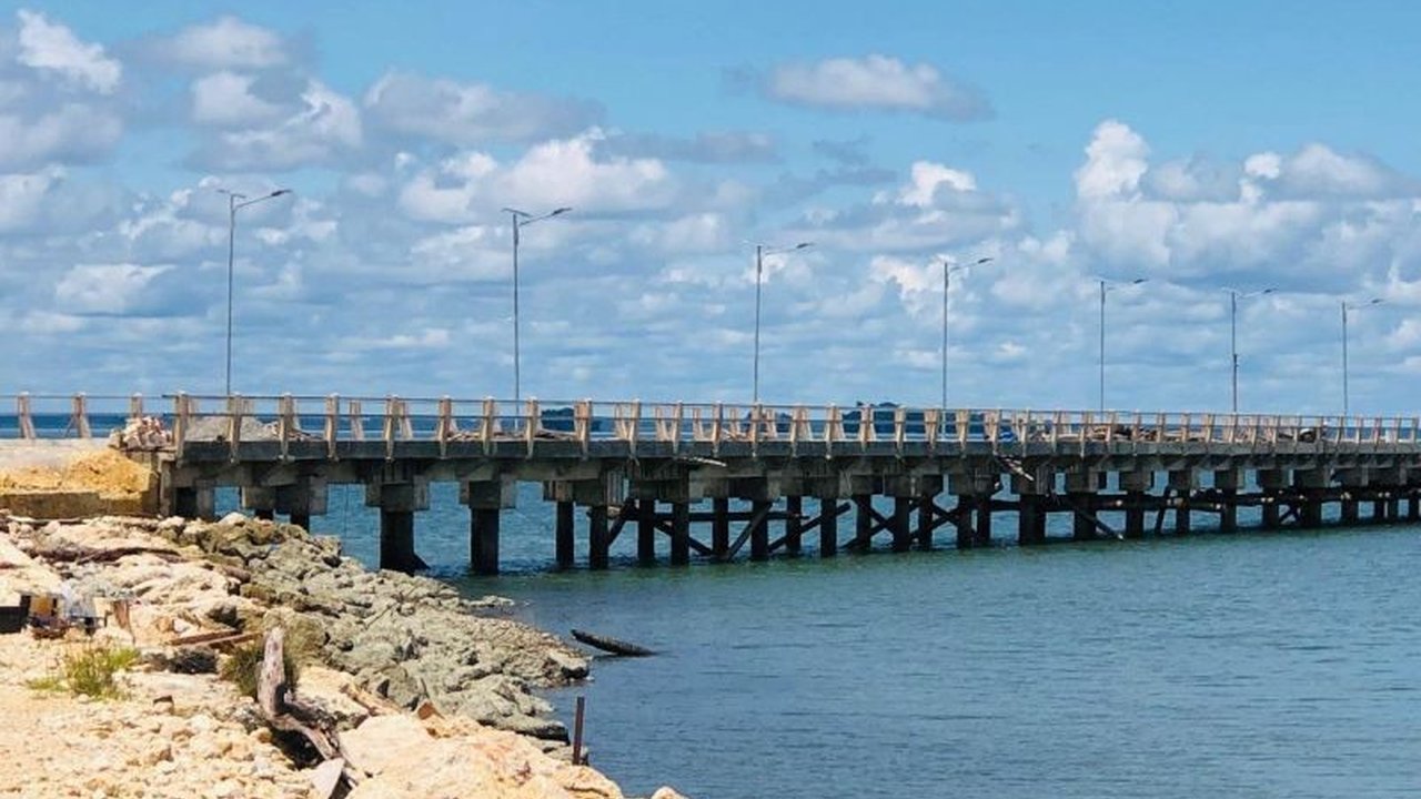 Pembangunan dermaga feri di Kampung Coa, Kaimana, Papua Barat ditargetkan rampung Maret 2025 dengan progres saat ini telah mencapai 80%, meskipun sempat terhambat cuaca.