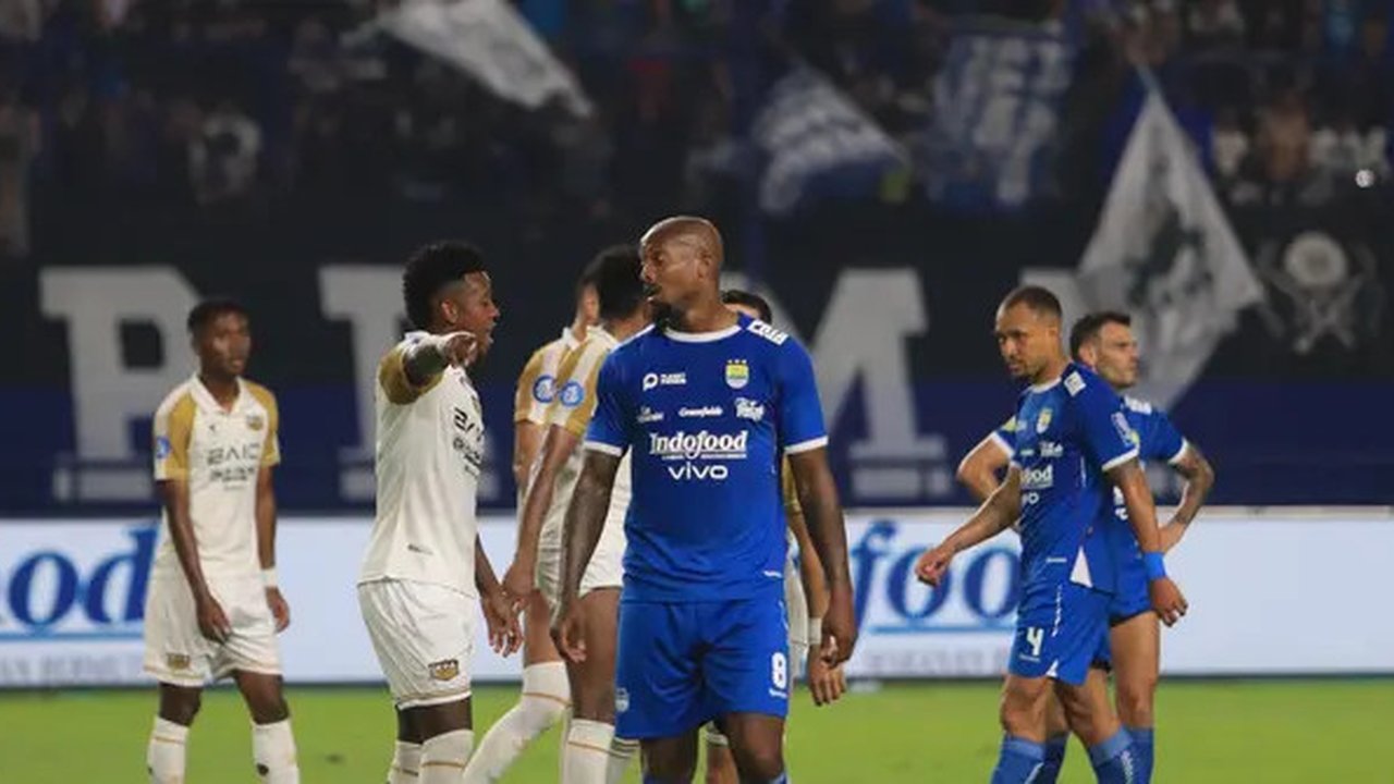 Striker Persib Bandung, Gervane Kastaneer, debut di Liga 1 dengan menghadapi Dewa United di Stadion GBLA, Bandung, Jumat (17-1-2026). (Bola.com/Erwin Snaz)