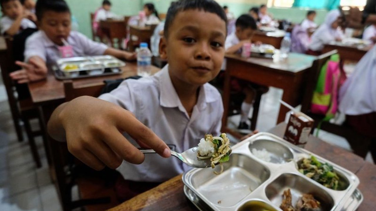 Program Makan Siang Gratis (MBG) di Indonesia menandai pergeseran prioritas anggaran pemerintah dari infrastruktur ke pengembangan sumber daya manusia, seperti yang diungkapkan oleh Sekretariat Presiden.