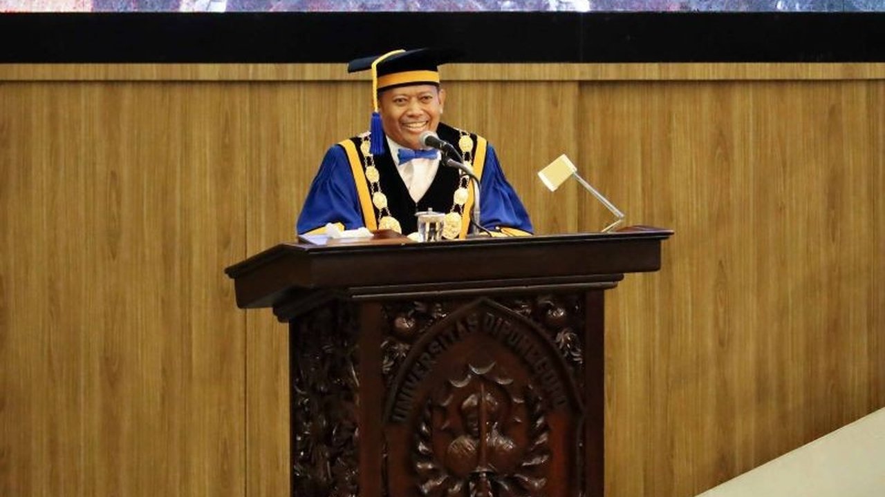 Universitas Diponegoro (Undip) akan mengukuhkan 36 guru besar baru dari berbagai bidang keilmuan dalam dua tahap pada Januari dan Februari 2025,  menandai kemajuan signifikan universitas tersebut.