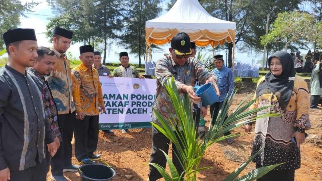 Kemenag Aceh Jaya menanam 695 pohon produktif di lahan wakaf untuk memberdayakan tanah terbengkalai dan meningkatkan perekonomian masyarakat, sebagai bagian dari program 'one ASN one tree'.