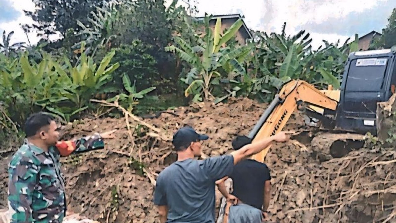 Curah hujan tinggi di Muara Enim, Sumatera Selatan mengakibatkan tanah longsor yang merusak dinding rumah warga di Desa Lingga, Kecamatan Lawang Kidul pada Kamis, 16 Januari 2025,  namun tidak ada korban jiwa.