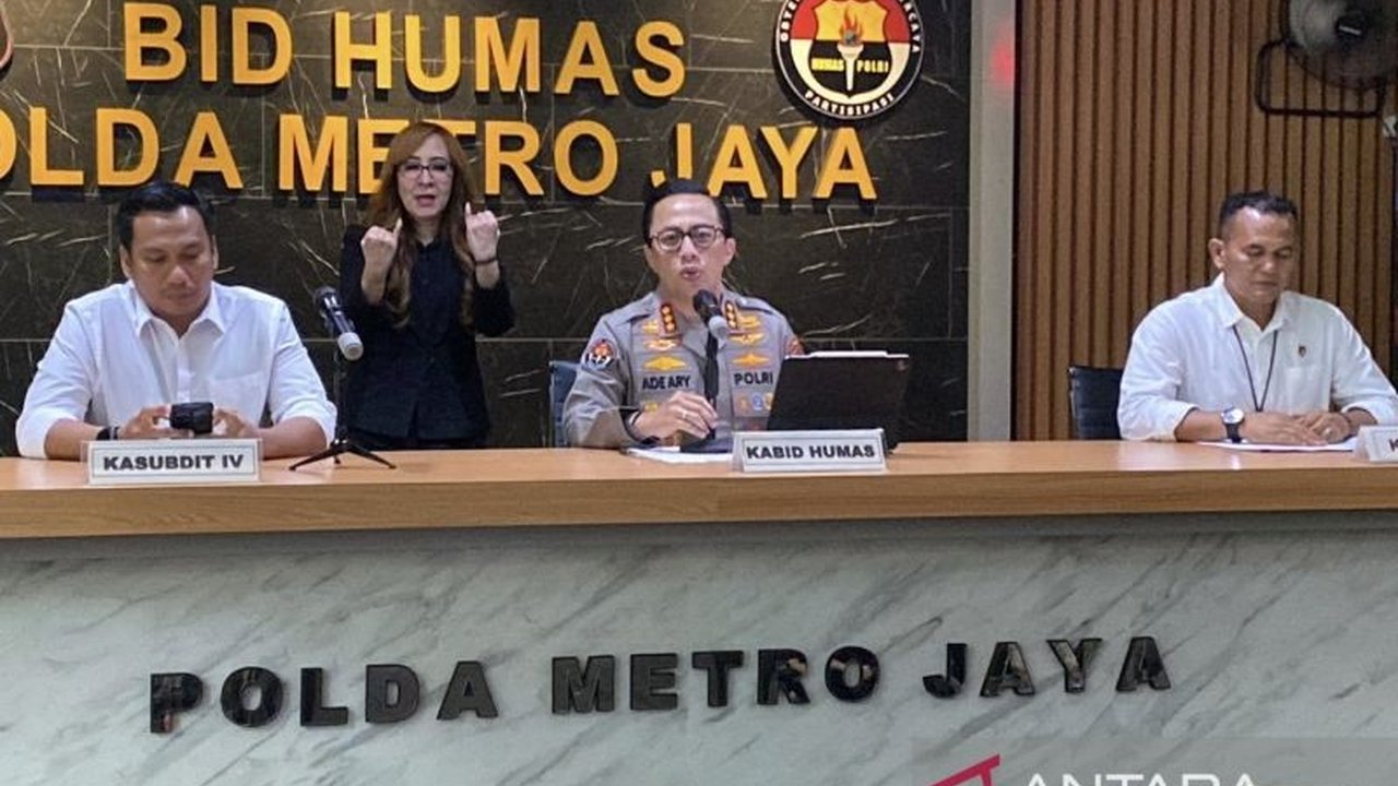 Polda Metro Jaya menangkap seorang ibu rumah tangga yang menjalankan penipuan investasi arisan online berkedok bisnis beromzet miliaran rupiah, dengan ratusan korban.