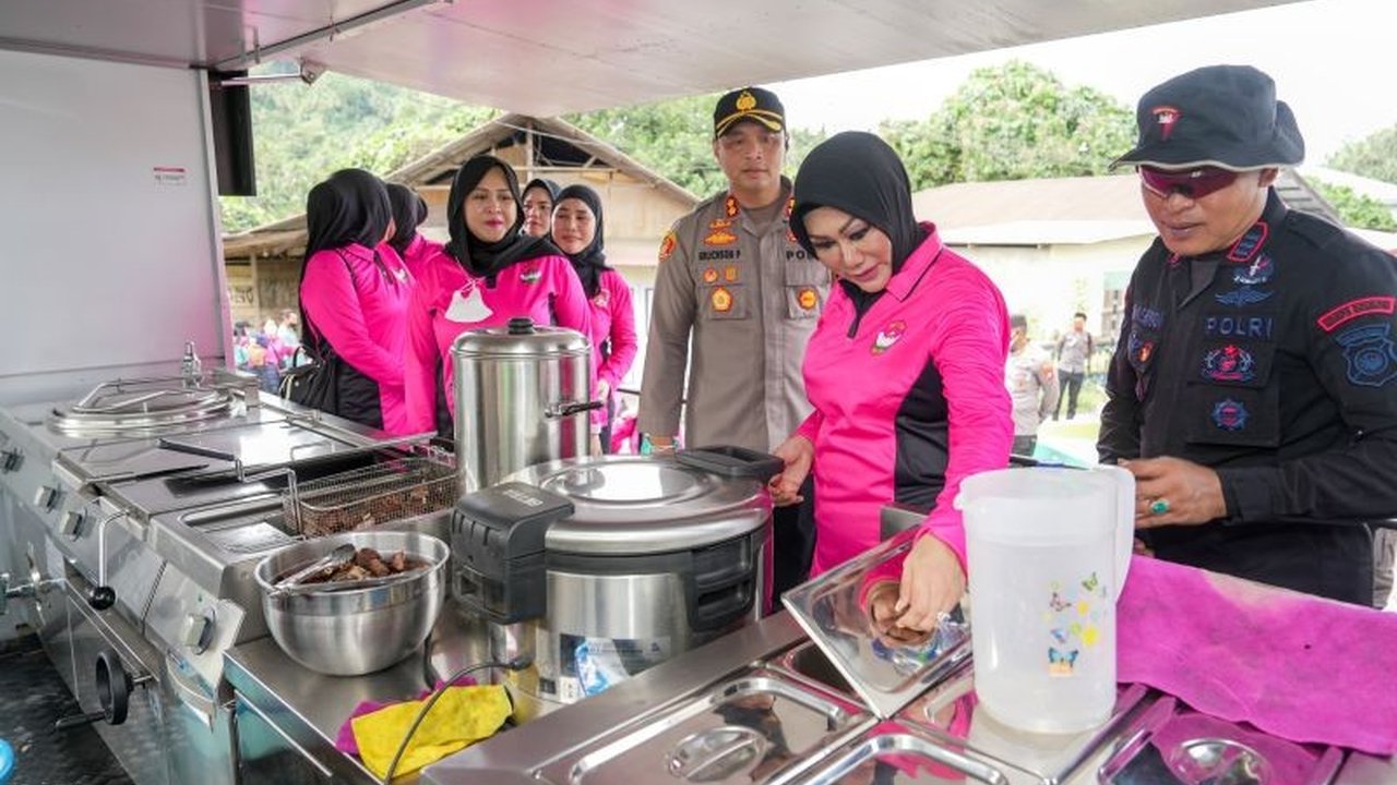 Bhayangkari Malut Pastikan Ketersediaan Logistik untuk Pengungsi Gunung Ibu
