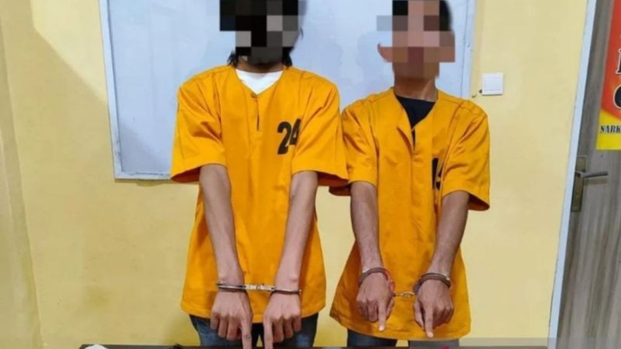 Polisi di Kepulauan Meranti, Riau, menangkap dua pemuda, SR (21) dan RS (17), karena membawa 1,03 kg sabu dan 50 butir pil ekstasi; penangkapan berawal dari informasi masyarakat.