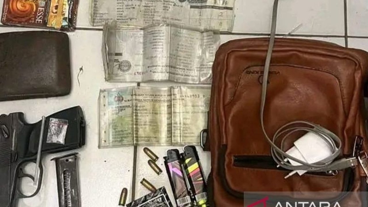 Polisi Cianjur berhasil menangkap empat pelaku pembobolan sembilan toko modern di Cianjur setelah pengejaran dan penggerebekan di sebuah rumah kosong, mengamankan senjata api dan barang bukti lainnya.