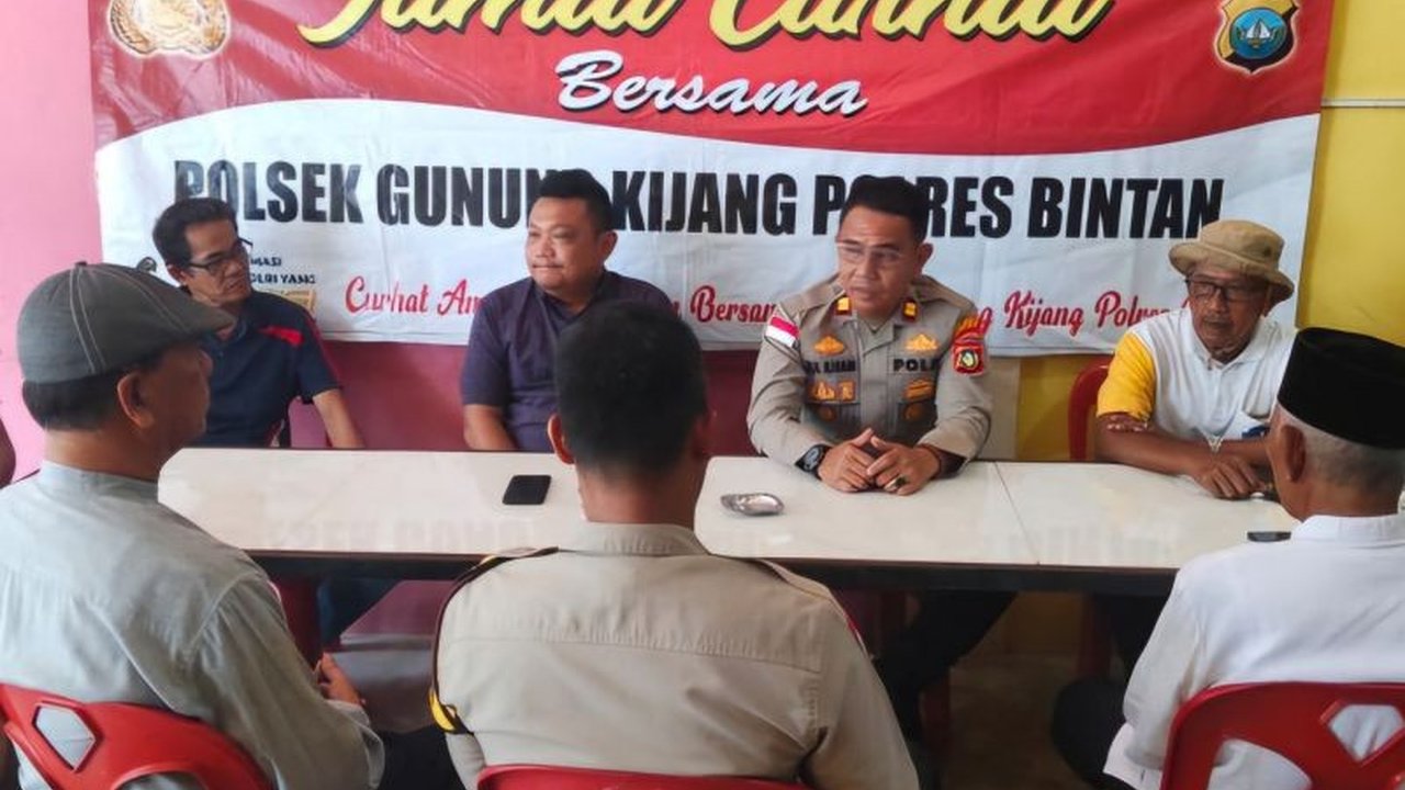 Polisi dan petugas Damkar Bintan mengimbau masyarakat untuk waspada terhadap kemunculan buaya di Pantai Teluk Bakau dan menghindari aktivitas di laut karena cuaca ekstrem.