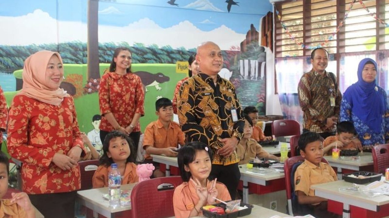 Kantor Wilayah Imigrasi Sumatera Utara merayakan Hari Bhakti Imigrasi ke-75 dengan membagikan 300 paket makan bergizi gratis di dua SDN Medan dan memberikan bantuan sosial ke panti asuhan, sebagai wujud dukungan terhadap program pemerintah.