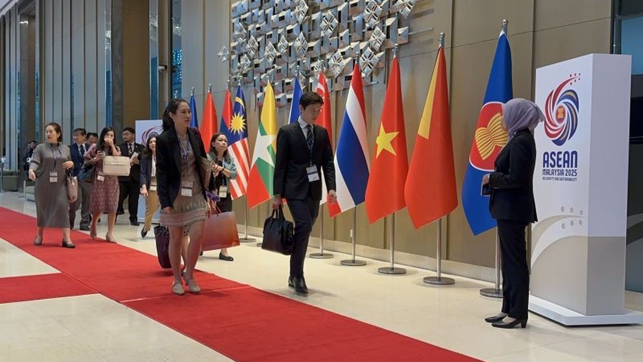 Pertemuan Tingkat Menteri ASEAN (AMM) di Langkawi, Malaysia, pada 18-19 Januari 2025, membahas penguatan kerja sama regional, dihadiri Menlu ASEAN dan Timor Leste sebagai pengamat.