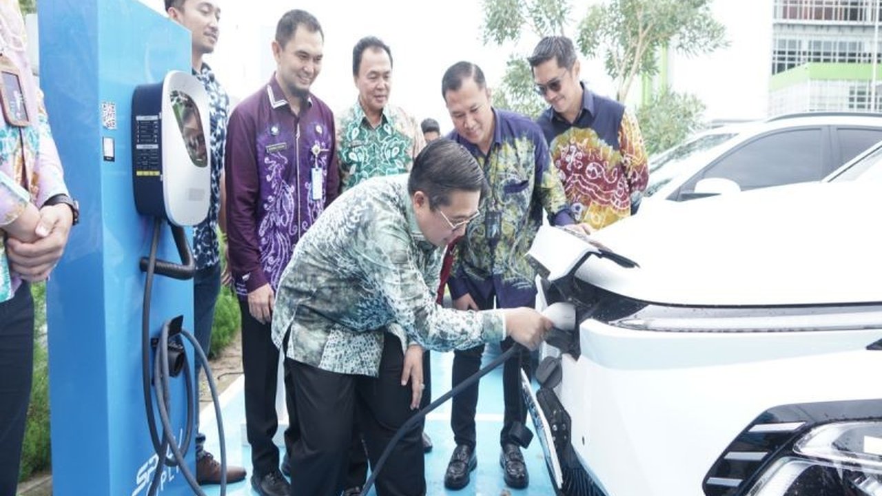PLN UID Kalselteng telah memasang dua unit SPKLU di RSUD Sultan Suriansyah Banjarmasin, menjadikannya rumah sakit pertama di Kalimantan yang menyediakan fasilitas pengisian daya kendaraan listrik, mendukung program transisi energi.