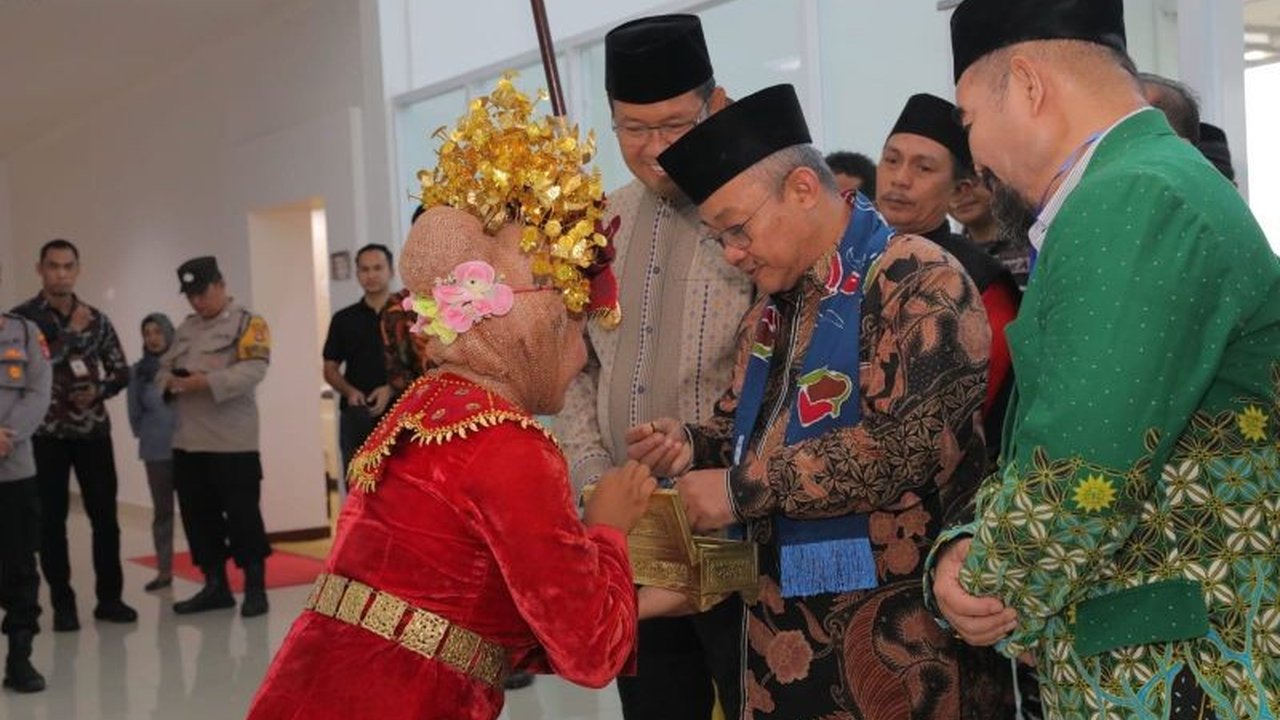 Mendikbudristek Abdul Mu'ti menghadiri Milad Muhammadiyah ke-112 di Bangka Belitung, Sabtu (18/1), sekaligus melakukan kunjungan kerja ke beberapa sekolah dan berdiskusi dengan guru-guru setempat.