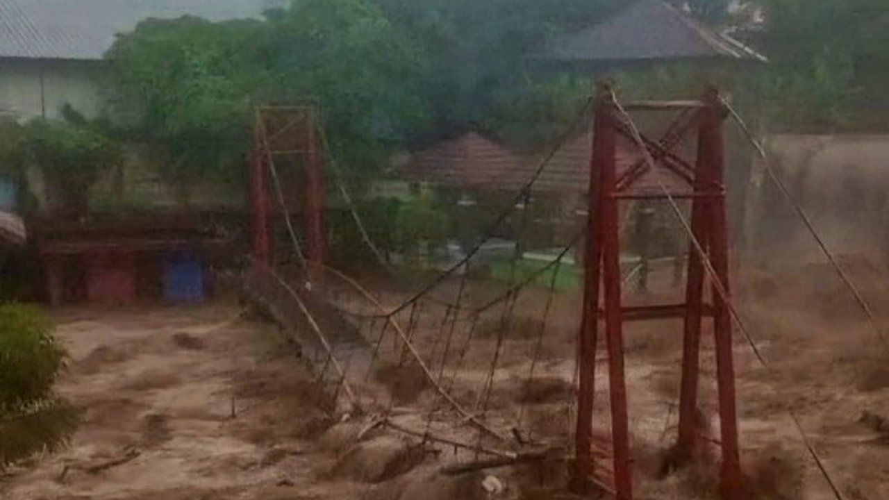 Badan Penanggulangan Bencana Daerah (BPBD) Provinsi Lampung menurunkan tiga tim untuk memantau dan membantu penanganan banjir di Bandarlampung setelah hujan deras pada Jumat (17/1), dengan beberapa wilayah lain di Lampung juga terdampak.
